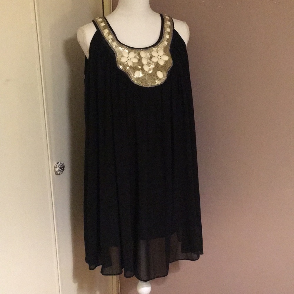 Little black dress with ornament piece